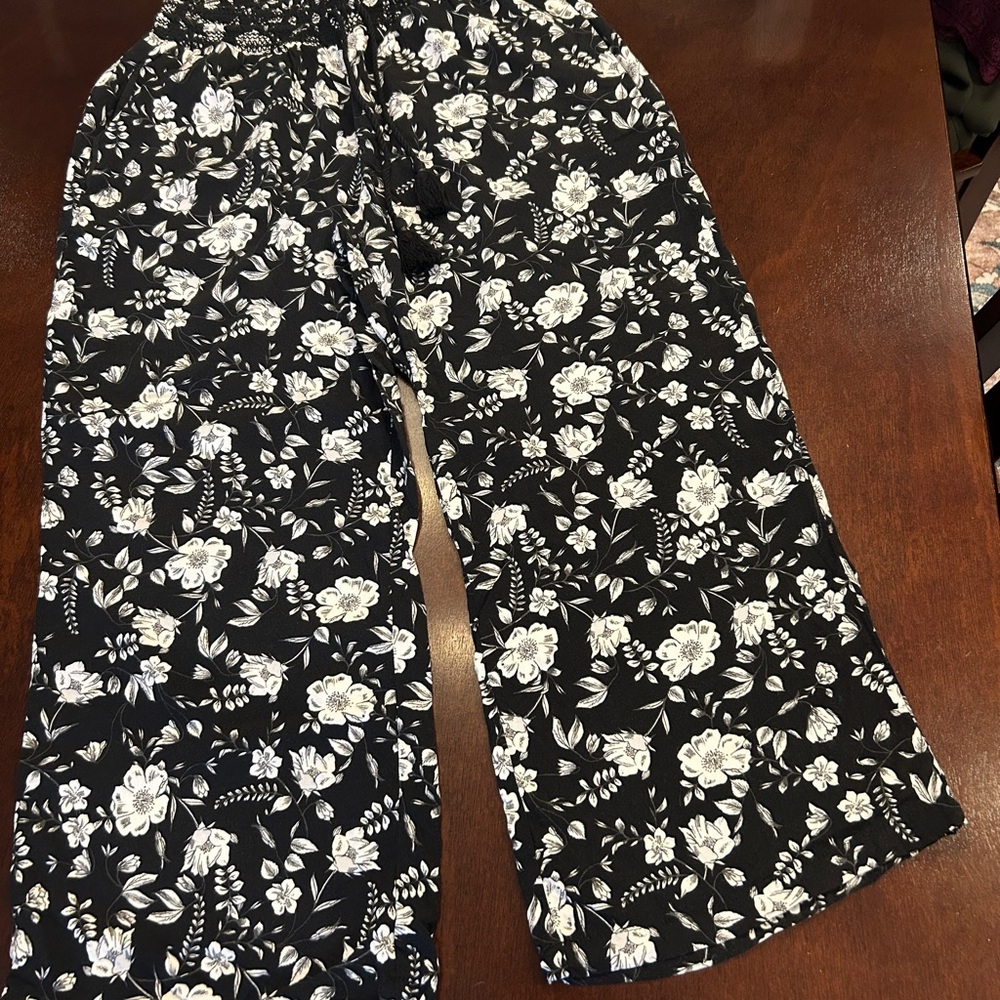 Floral Black and White Women’s Flowy Cropped Pants